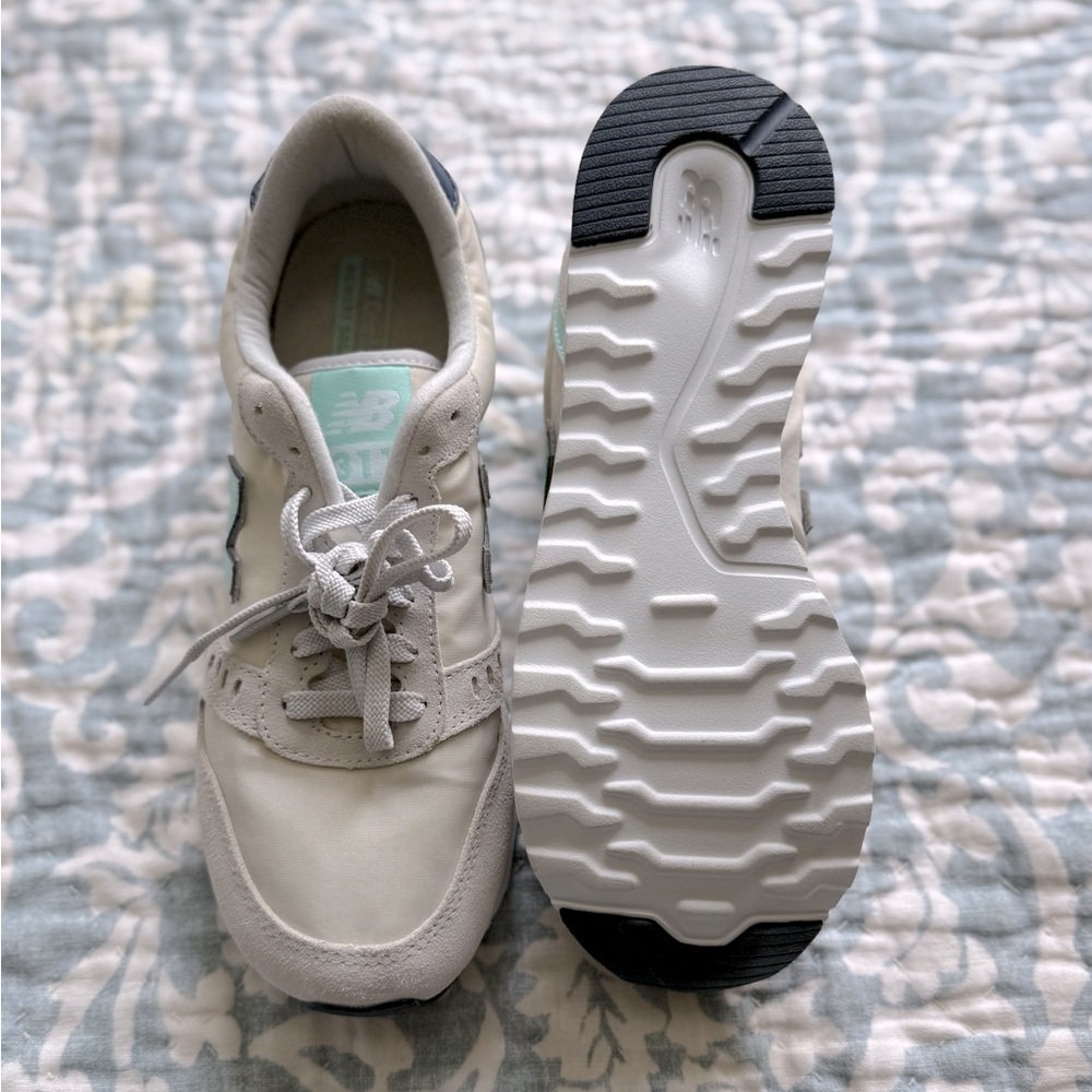New Balance beige and teal Sneakers - Picture 2 of 5